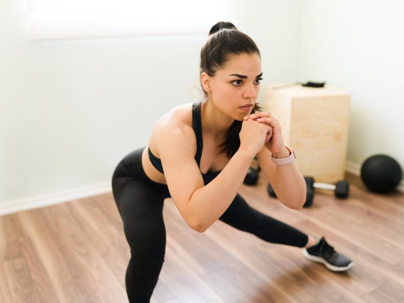 I segreti degli affondi laterali: come tonificare glutei e gambe in pochi minuti al giorno!