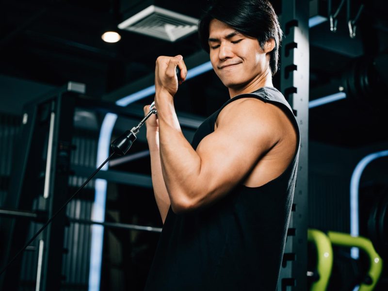Raggiungete la massima definizione muscolare con le alzate laterali ai cavi: la guida completa per un workout efficace!