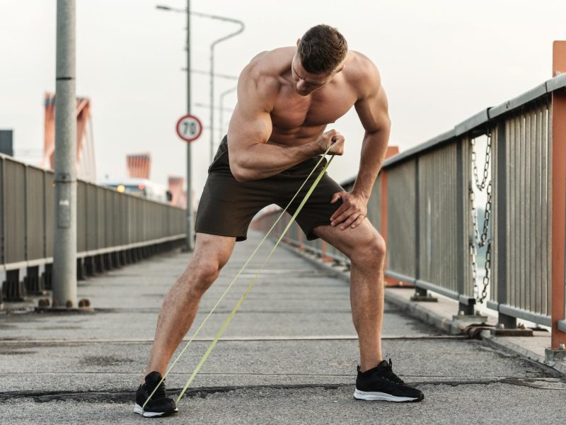 Tonificare e rassodare: 10 incredibili esercizi con elastici per un corpo snello e scolpito