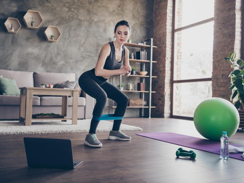 Scopri i migliori esercizi con elastici per tonificare le gambe!