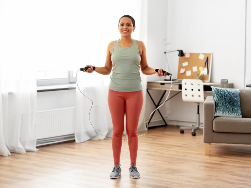 Brucia calorie e tonifica: 10 esercizi con la corda per un allenamento completo!