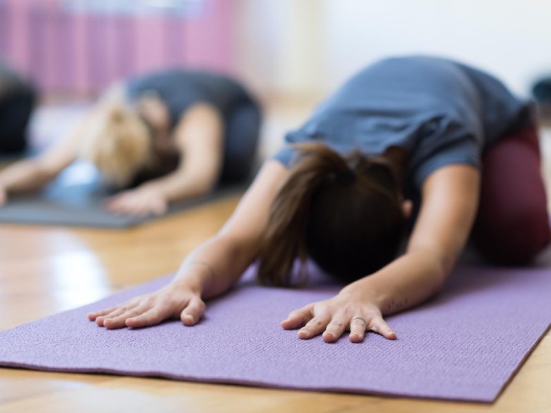 Raggiungi la tua pace interiore con gli esercizi di yoga: scopri i benefici per corpo e mente