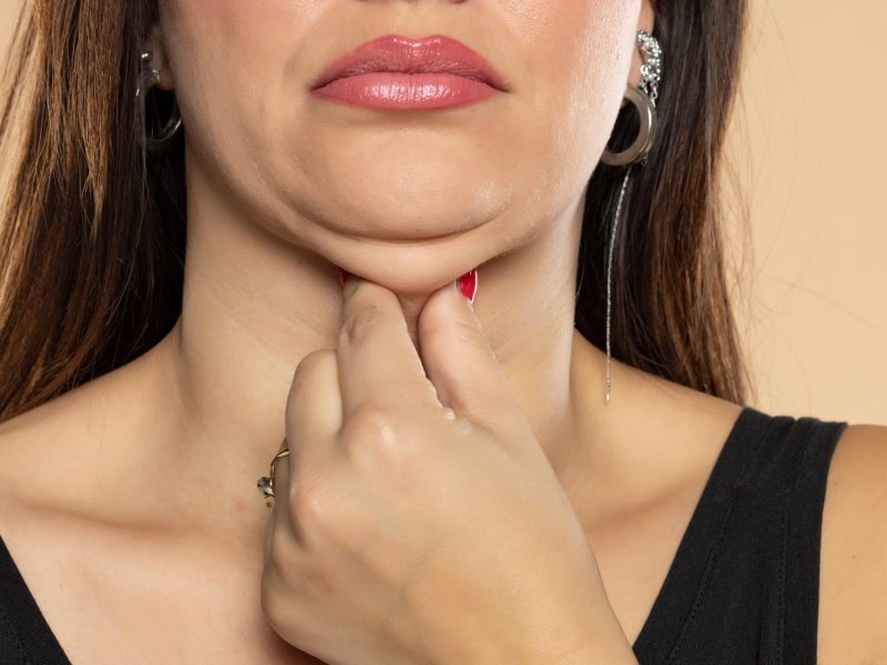 Addio al doppio mento: scopri gli esercizi più efficaci per tonificare il collo e il viso