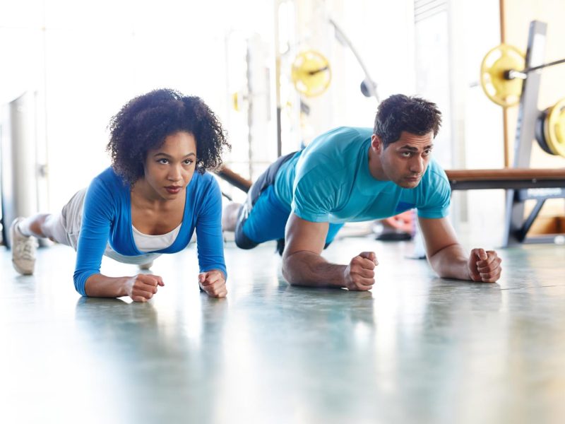 Addio alle maniglie dell’amore: 10 efficaci esercizi per un corpo tonico e snello