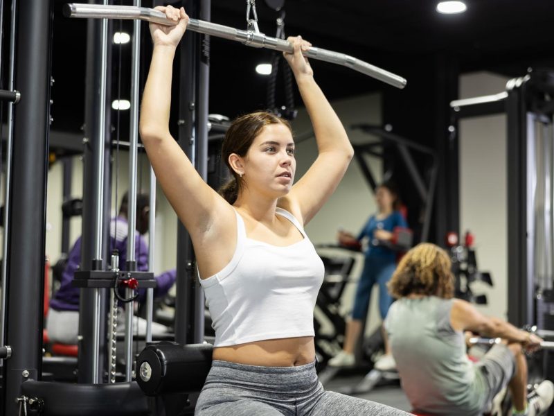 Scopri i segreti della lat machine inversa per un allenamento completo e efficace!