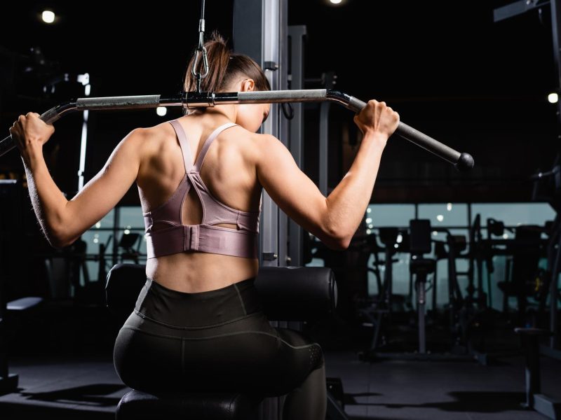 Lat Machine Larga: Il segreto per potenziare i muscoli della schiena in modo efficace