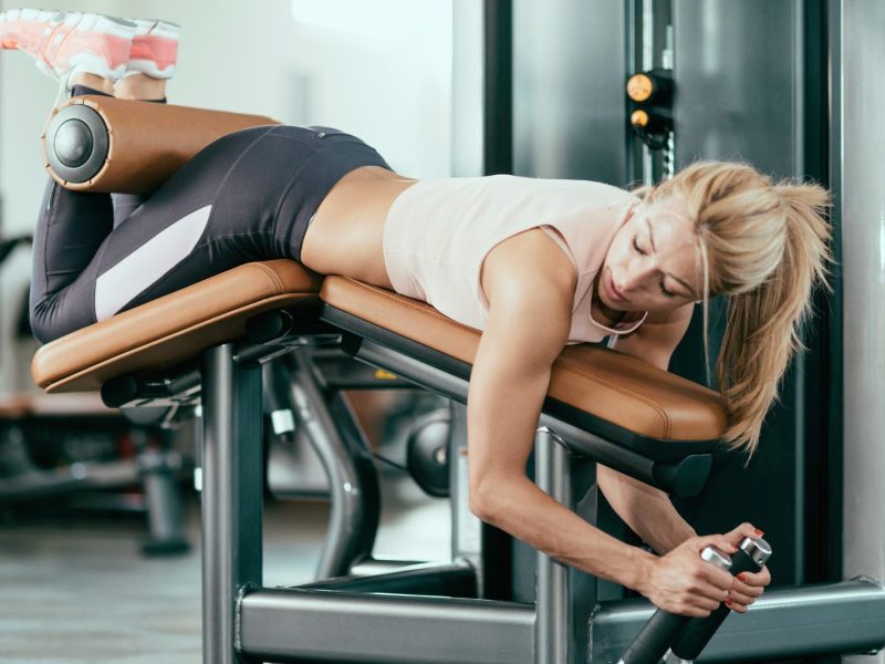 Scopri i segreti del leg curl sdraiato: come ottenere glutei e gambe toniche senza uscire di casa!
