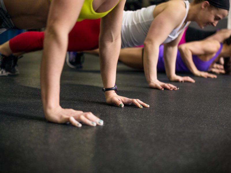 Scopri i segreti dei piegamenti a terra: il workout completo per tonificare il corpo!