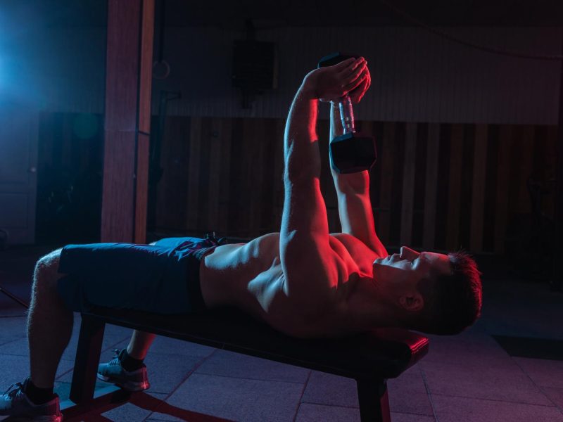 Raggiungi i tuoi obiettivi fitness con il pullover con manubrio: tutto quello che devi sapere!