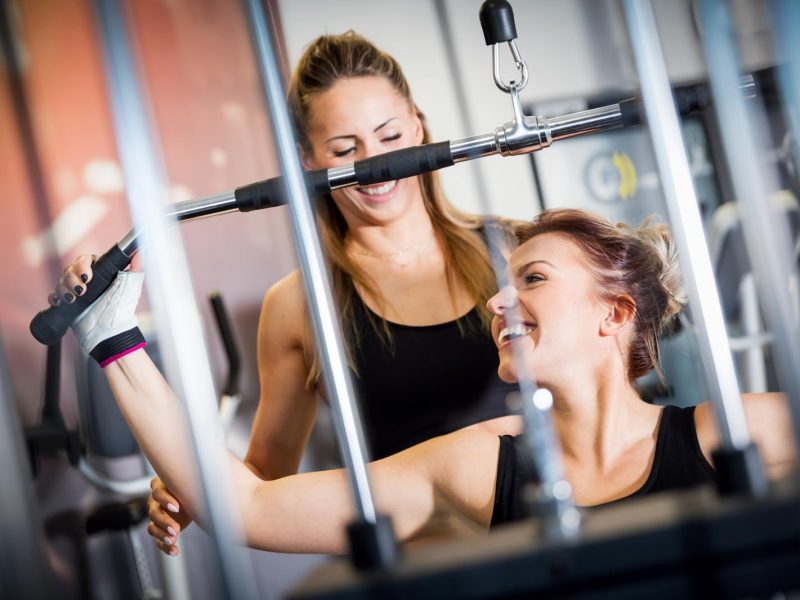 Raggiungi la massima forza con il shoulder press: il segreto per un allenamento efficace