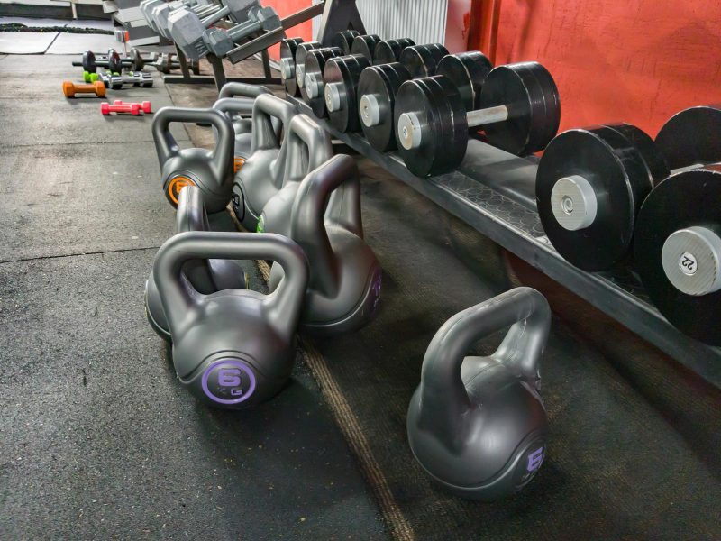 Scopri i benefici del shrug con manubri: tonifica i tuoi muscoli e migliora la postura!