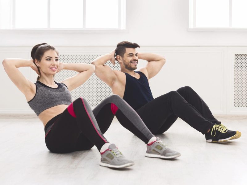 Come ottenere addominali scolpiti con un semplice esercizio di Sit up