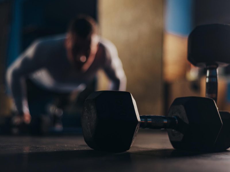 Spinte manubri: il segreto per un allenamento efficace e tonificante!