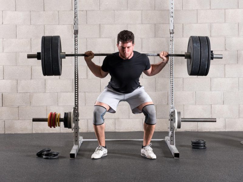 Squat al multipower: il segreto per ottenere gambe toniche e glutei scolpiti