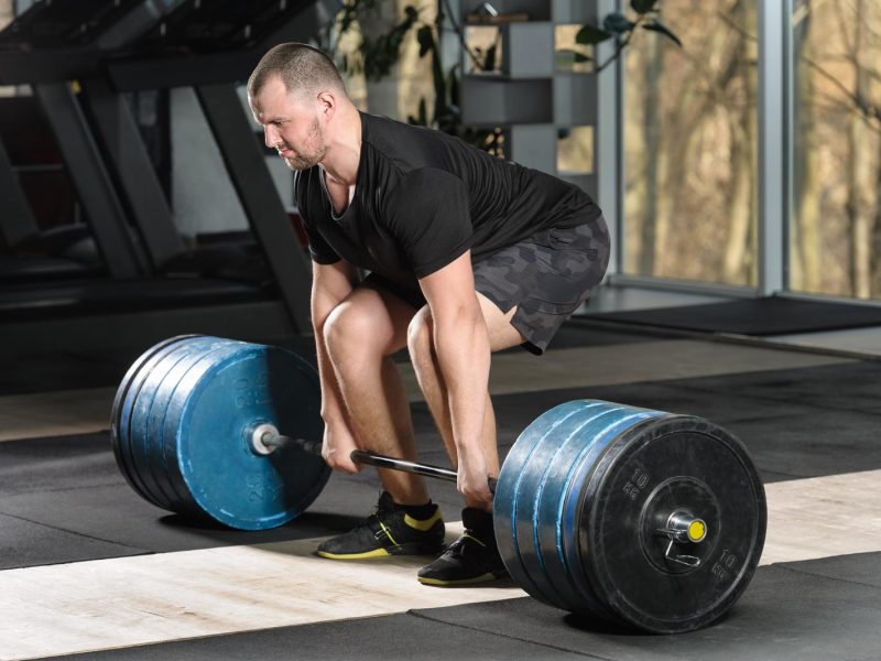 Come ottenere glutei tonici e gambe scolpite: allenati con gli stacchi con bilanciere!