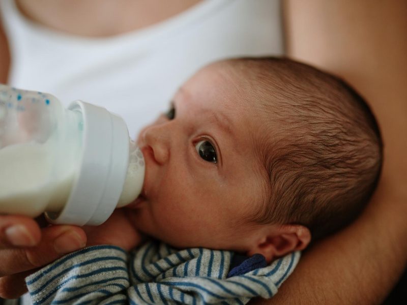 Svezzare il neonato dal lettone: come abituarlo a dormire nella culla