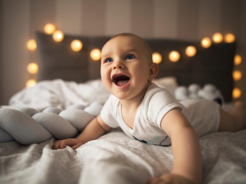 Guida pratica: Come vestire un neonato in base alla temperatura per garantire il massimo comfort
