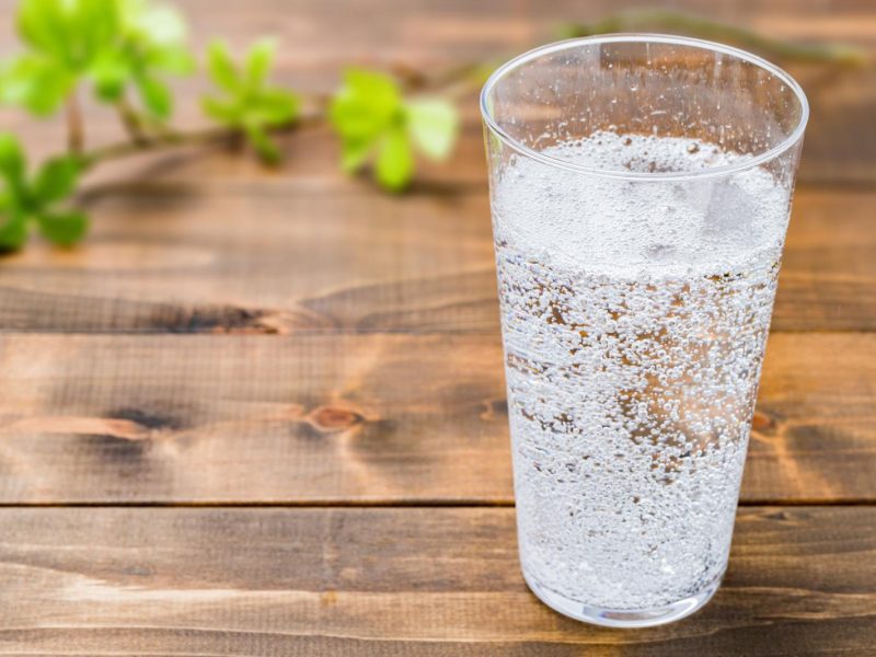 Scopri la verità: L’acqua frizzante fa ingrassare o è solo un mito da sfatare?