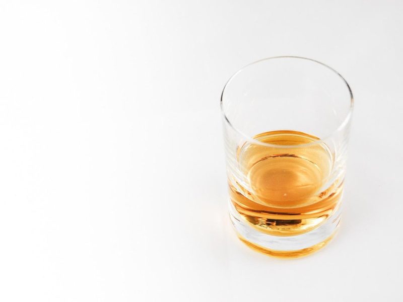 Verità o bufala: l’alcol fa ingrassare? Scopri la verità dietro questo mito alimentare