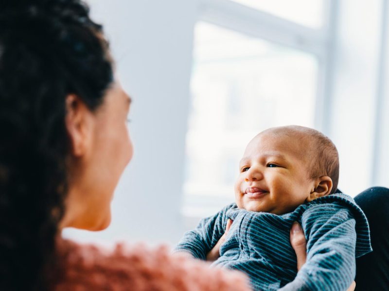 Quando mettono i denti i neonati: tutto ciò che devi sapere sull’eruzione dentale dei più piccoli